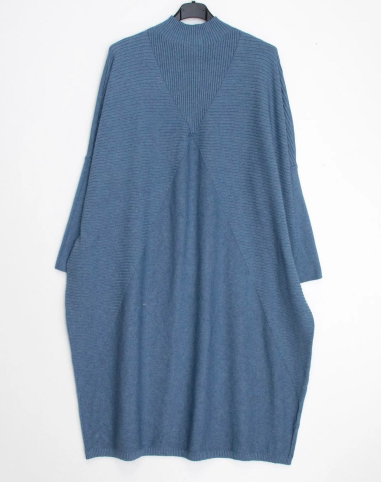 OVERSIZED KNITTED DRESS WITH DETAIL