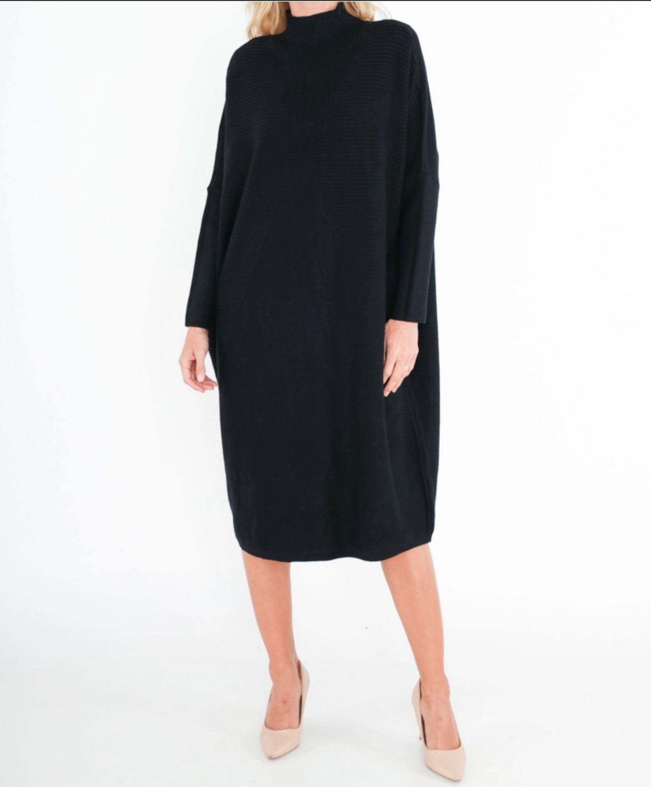 OVERSIZED KNITTED DRESS WITH DETAIL
