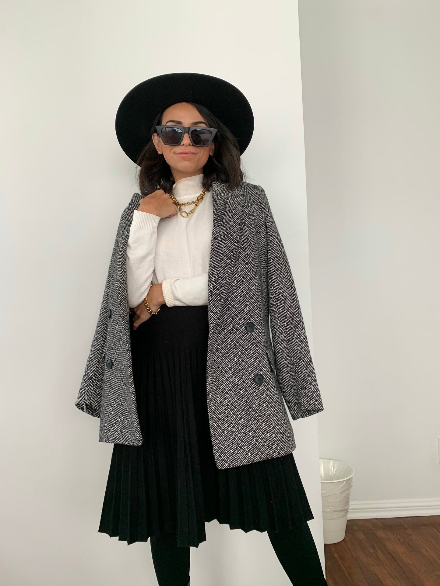 MM YEAR ROUND PLEATED - BLACK