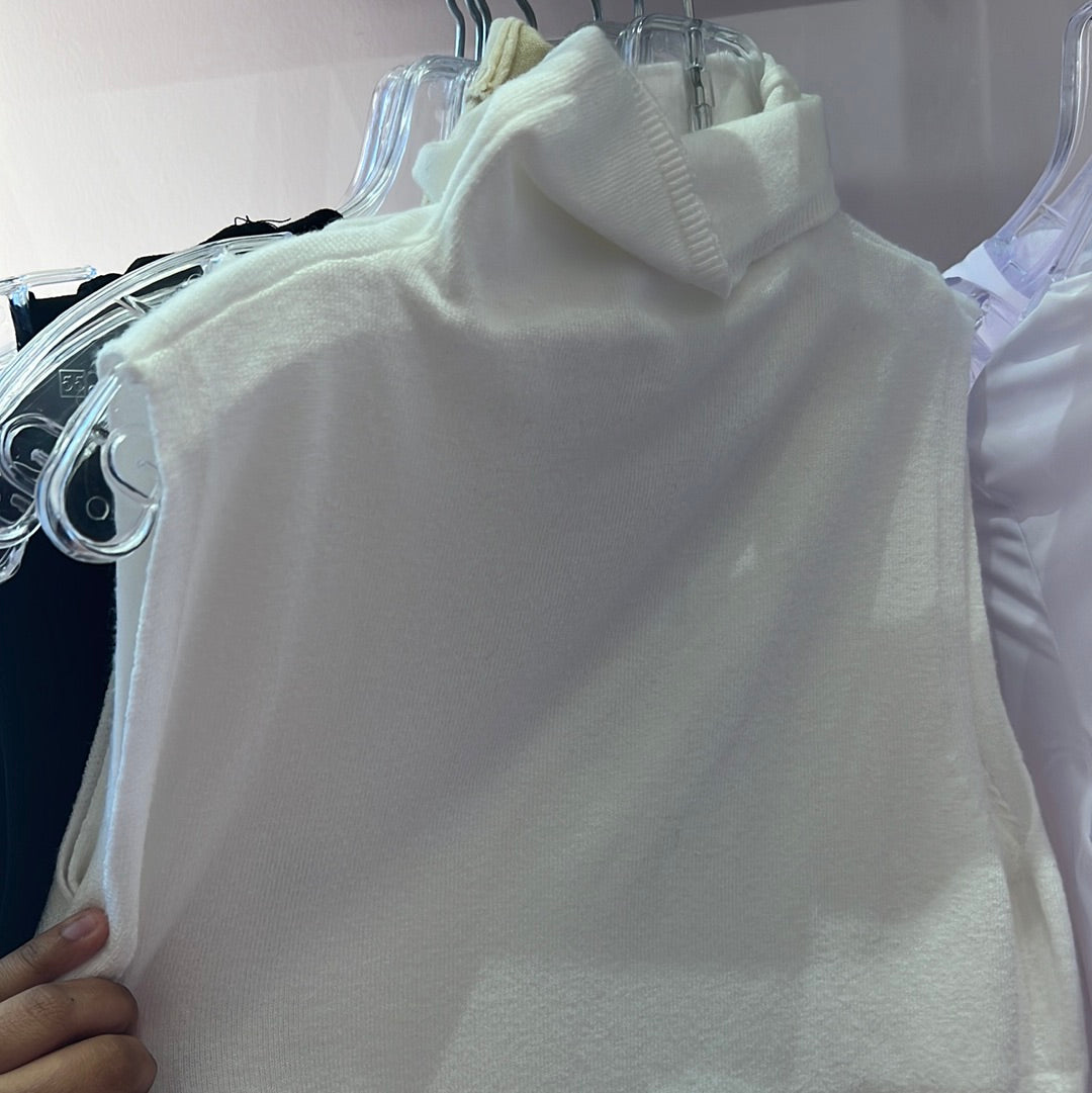 SLEEVELESS TURTLENECK